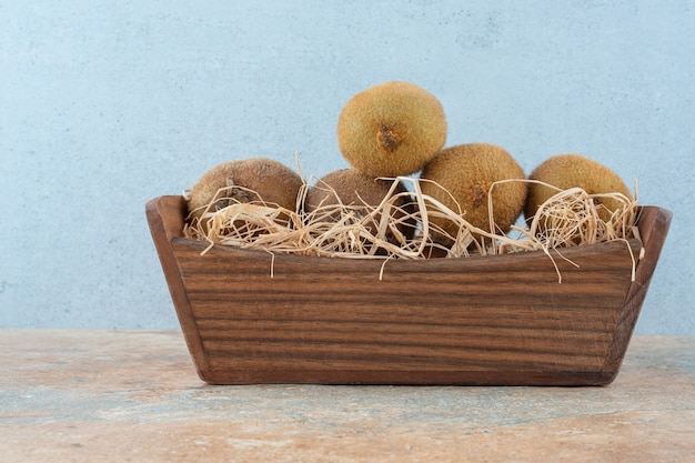 Kiwis y paja en caja.