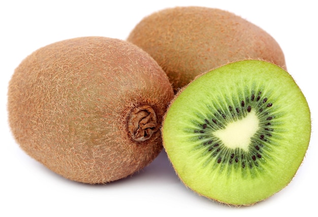 Kiwis sobre fondo blanco.