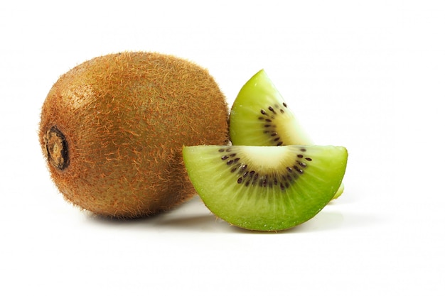 Kiwis suculentos em branco