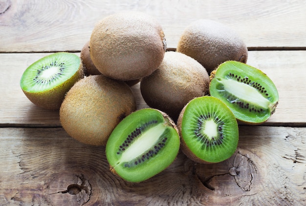 Kiwis suculentos na madeira