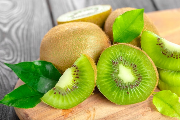 Kiwis suculentos na mesa de madeira