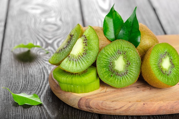 Kiwis suculentos na mesa de madeira