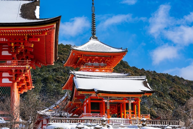 Kiyomizudera Temple Nishi Gate Sanjunoto Three Story Pagoda com neve no telhado no inverno