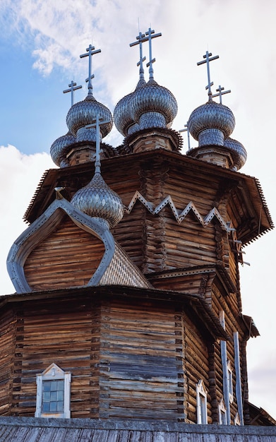 Kizhi Pogost con la Iglesia de la Intercesión de la Virgen en el lago Ladoga en Carelia en Rusia