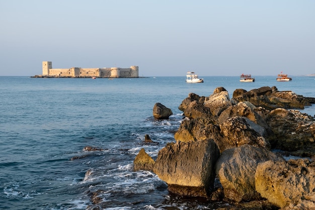 Kizkalesi o Maiden Castle cerca de Mersin en una pequeña isla al amanecer.