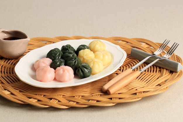 Kkultteok de três cores é bolo de arroz em forma de bola cheio de mel e xarope de gergelim, bolo tradicional coreano para o dia de Chuseok. Conceito de Cultura Coreana