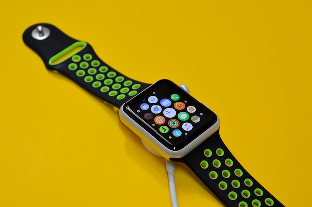 Klang Malasia 14 de abril de 2024 Un Apple Watch diseñado por Apple muestra el epítome de la tecnología moderna y la estética elegante