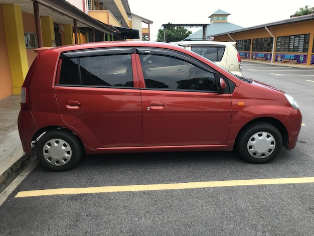 Foto klang malasia 18 de marzo de 2021perodua viva coche nueva edición en el estacionamiento