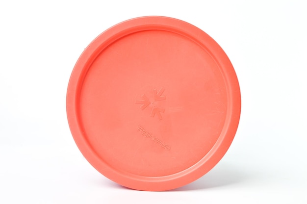 KlangMalaysiaFebrero 19 2021cubierta de cubo naranja sobre fondo blanco Marca Tupperware