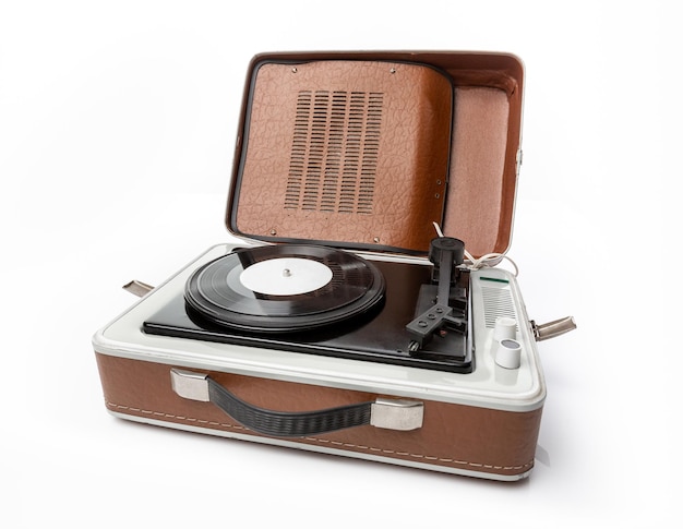 Klappbarer tragbarer Vintage-Vinyl-Player mit einer schwarzen Single-Vinylplatte auf einem Plattenteller