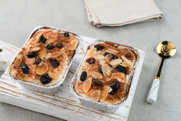 Klappertaart indonesisches traditionelles Dessert aus Manado-Kokospuddingkuchen mit Rosinenmandel