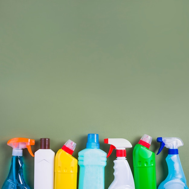 Foto klare plastikflaschen auf grünem hintergrund