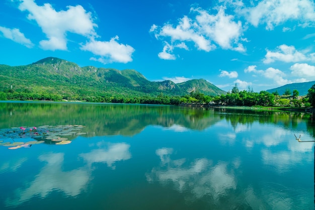 Klare Sicht auf den See An Hai und den Berg Con Dao Natürlicher kristallblauer See