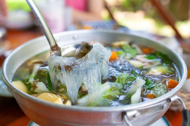 Klare Suppe mit Tofu und Hackfleisch. Thai Essen.