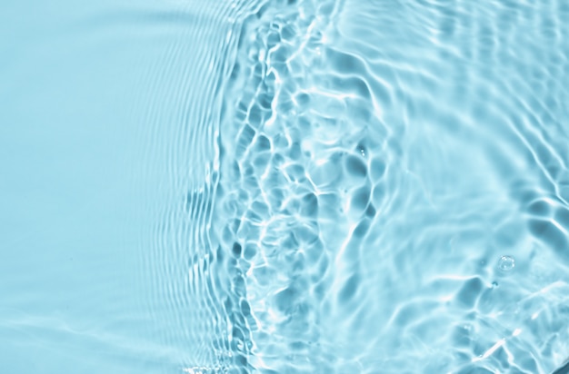 Foto klare wasseroberflächenstruktur mit spritzerblasen mit kopienraum wasserwellen im sonnenlichthintergrund