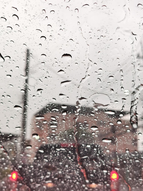 Foto klare wassertropfen auf der windschutzscheibe des autos nach dem regen während des staus