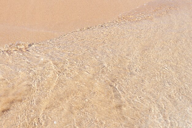 Klare weiche Welle von Meer oder Ozean am Sandstrand.