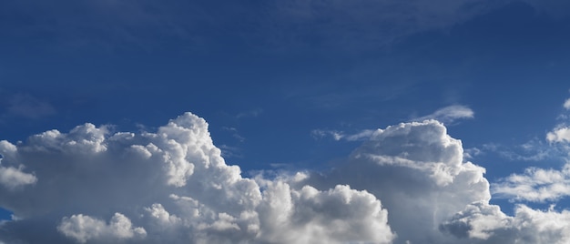 Klarer blauer Himmel, blauer Himmel mit weißen Wolken, abstrakter Hintergrund