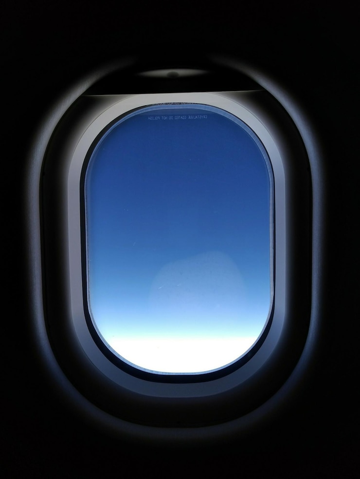 Foto klarer blauer himmel durch das flugzeugfenster
