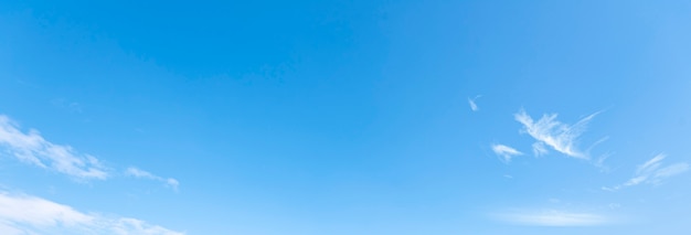 Klarer blauer Himmel mit kleinen weißen Wolken als Hintergrund, Panoramablick des Himmels