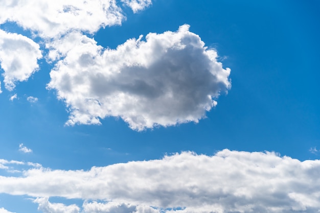 klarer blauer Himmel mit weißen Wolken, Hintergrund