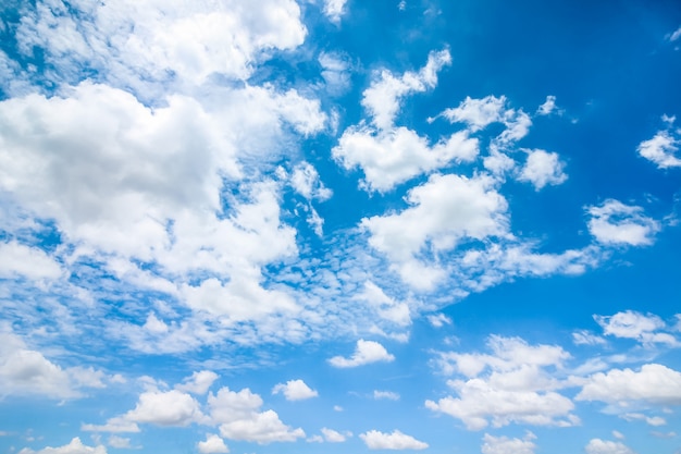 Klarer blauer Himmel mit Wolken