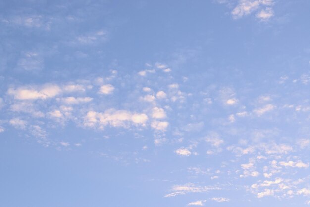 Klarer friedlicher blauer Himmel, auf dem weiße Wolken gemächlicher Banner-Bildschirmschoner schweben