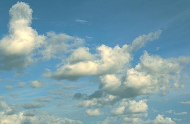 Klarer friedlicher blauer Himmel mit flauschigen weißen Wolken, die langsam schweben Hintergrund-Banner-Bildschirmschoner auf dem Monitor