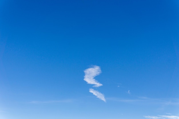 Klarer Himmel leer mit kleinen weißen Wolken