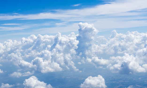 Foto klarer himmel mit wolken, nahaufnahmeblau.