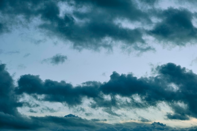 Klarer Himmel nach RegenNatura-Hintergrundwolken bei Sonnenuntergang