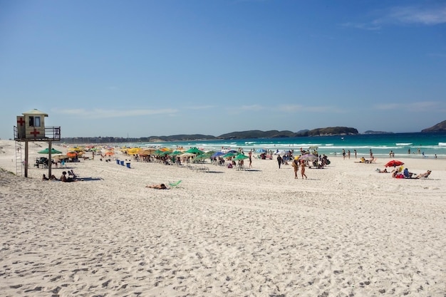 Klarer Sommertag am Praia do Forte in Cabo Frio, Rio de Janeiro, Brasilien