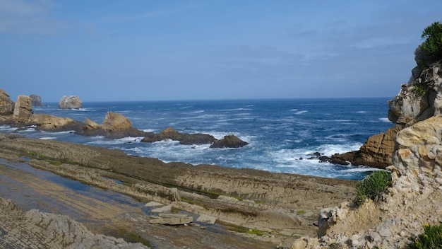 Klarer Sommertag am Strand von Costa Quebrada, Kantabrien, Spanien