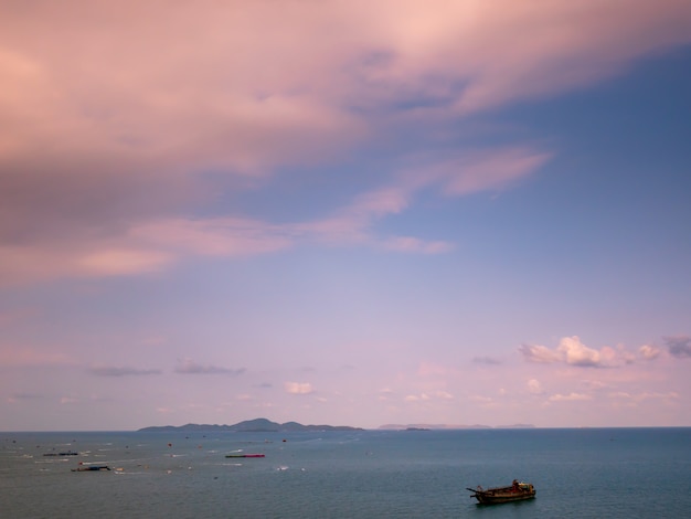 Klarer und Sonnenunterganghimmel am Strand, Pattaya im Sommer