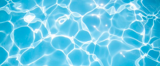 Klares blaues Wasser im Pool unter den Strahlen der Sonne Banner