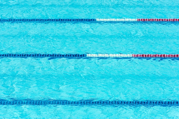 Klares transparentes Schwimmbecken