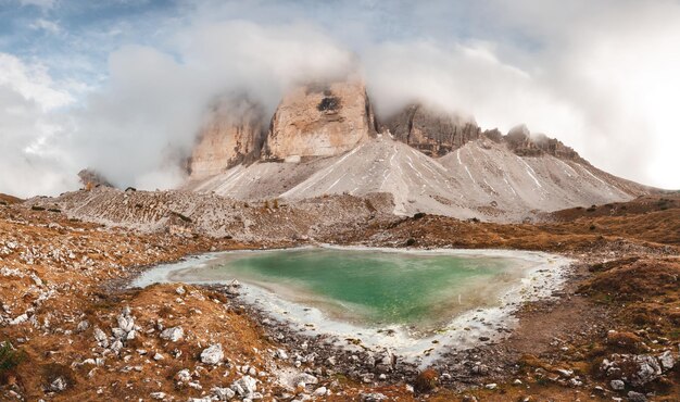 Klares türkisfarbenes Wasser des alpinen Sees Rienzquelle in den Tre Cime Di Laveredo