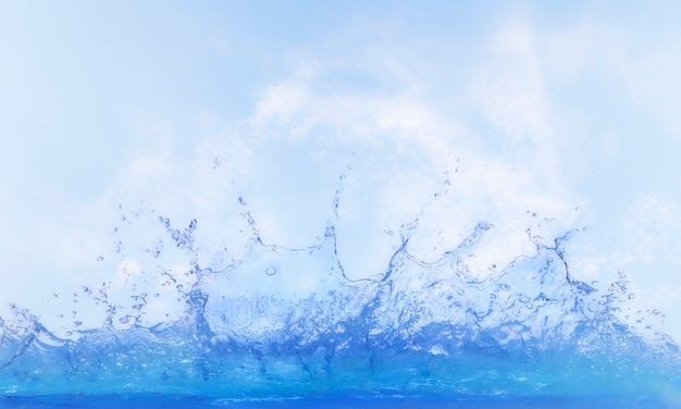 klares Wasser, das gegen blauen Himmel spritzt