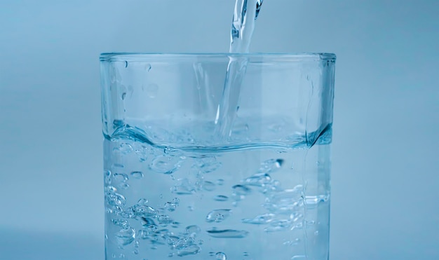 Klares Wasser fließt in ein Glas
