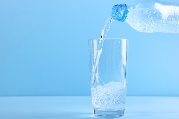 Klares Wasser in einem Glas und einer Flasche auf dem Tisch