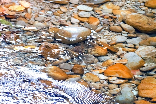 Klares Wasser mit Kieselboden