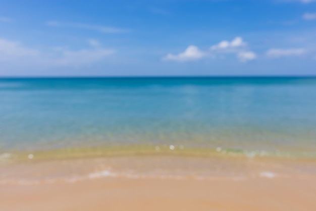 Klares Wasser, Sandstrand und blauer Himmel