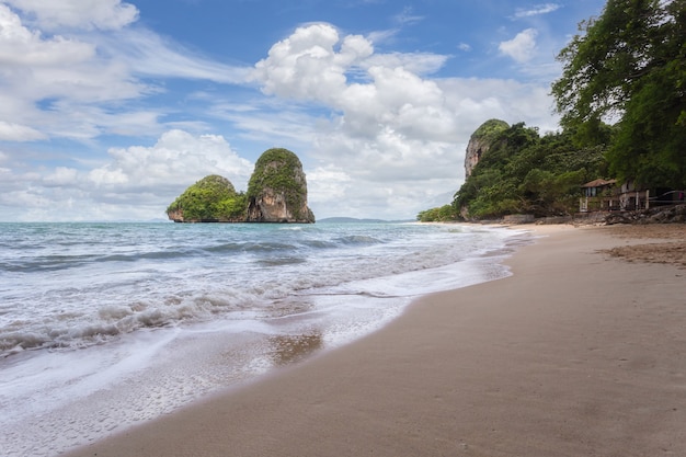 Klares Wasser und blauer Himmel am Railay Beach