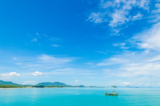 Klares Wasser und blauer Himmel. Strand in der Provinz Krabi, Thailand.