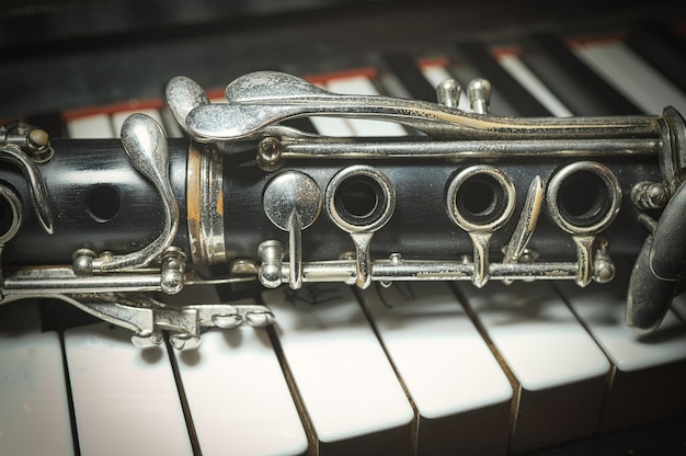 Foto klarinette auf der klaviertastatur