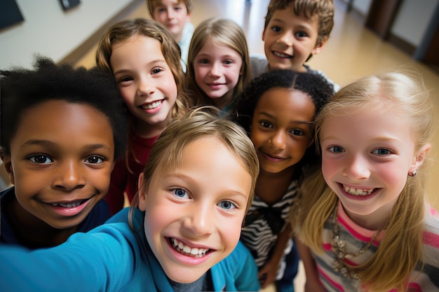 Klassen-Selfie in einer Grundschule Kinder machen ein gemeinsames Foto in einer gemischten Schule