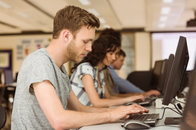 Klassenkameraden, die im Computerraum arbeiten