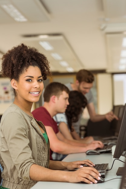 Klassenkameraden, die im Computerraum arbeiten