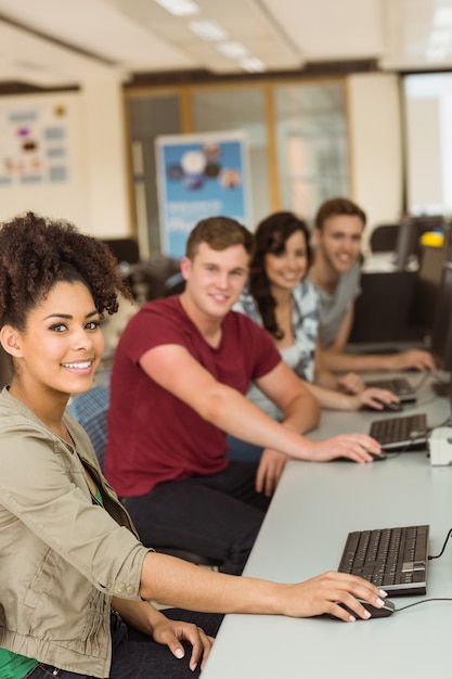 Klassenkameraden, die im Computerraum arbeiten