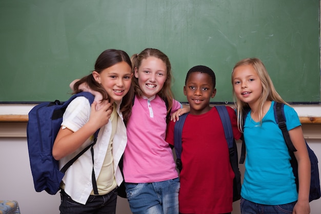 Foto klassenkameraden, die zusammen aufwerfen